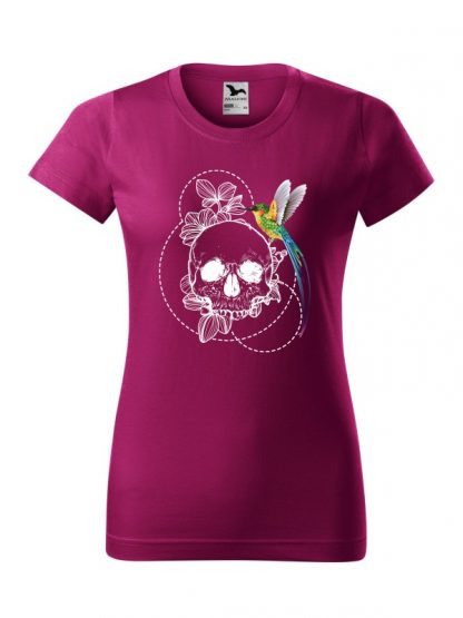 Damska koszulka z krótkim rękawem i nadrukiem w stylu boho, przedstawiającym kolorowego kolibra siedzącego na czaszce. Koszulka standardowa, w kolorze fuksja.