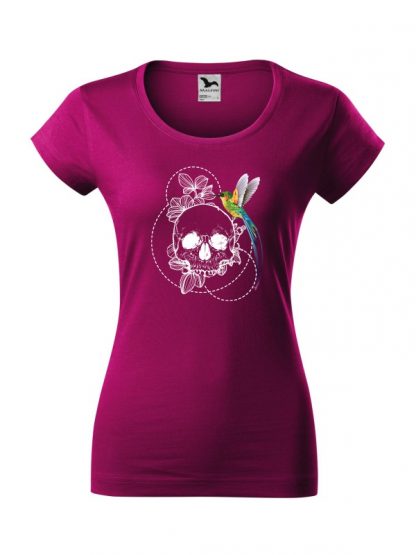 Damska koszulka z krótkim rękawem i nadrukiem w stylu boho, przedstawiającym kolorowego kolibra siedzącego na czaszce. Koszulka o kroju slim-fit z dekoltem, w kolorze fuksja.