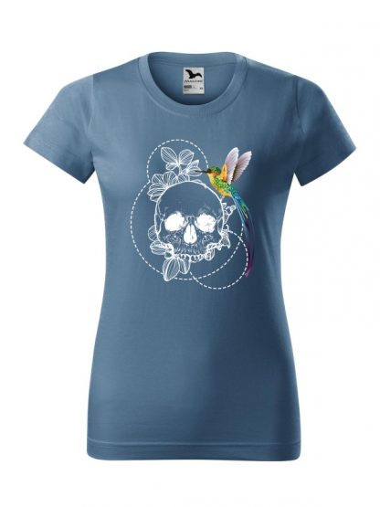 Damska koszulka z krótkim rękawem i nadrukiem w stylu boho, przedstawiającym kolorowego kolibra siedzącego na czaszce. Koszulka standardowa, w kolorze jeans.
