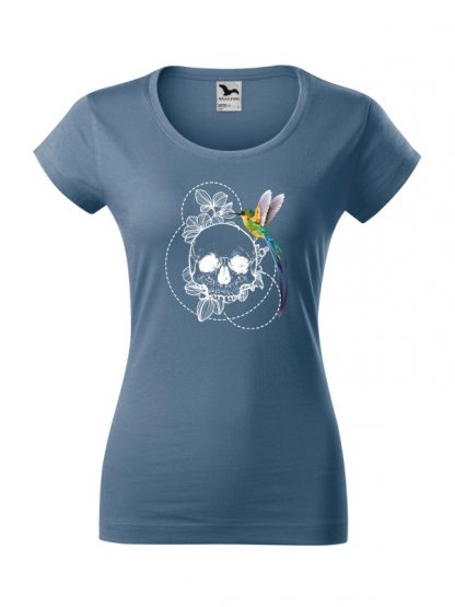 Damska koszulka z krótkim rękawem i nadrukiem w stylu boho, przedstawiającym kolorowego kolibra siedzącego na czaszce. Koszulka o kroju slim-fit z dekoltem, w kolorze jeans.