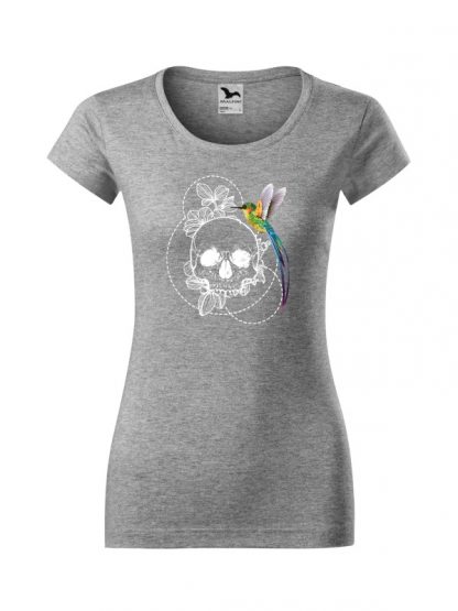 Damska koszulka z krótkim rękawem i nadrukiem w stylu boho, przedstawiającym kolorowego kolibra siedzącego na czaszce. Koszulka o kroju slim-fit z dekoltem, w kolorze szarym.