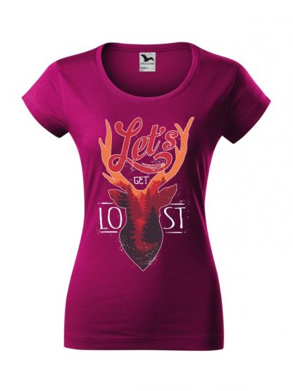 Damska koszulka z krótkim rękawem i kolorowym motywem jelenia oraz napisem Let's Get Lost. Koszulka o kroju slim-fit z dekoltem, w kolorze fuksja.