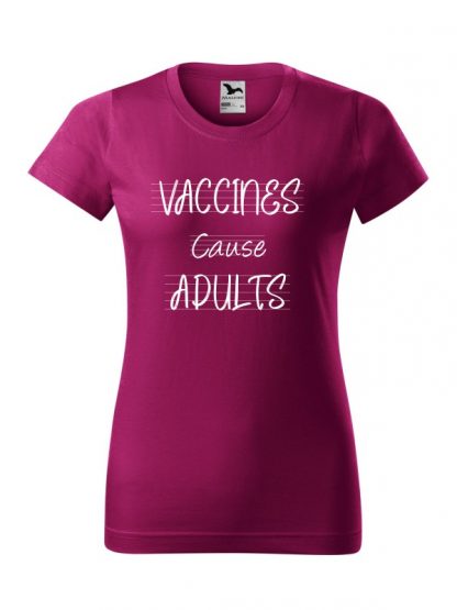 Damska koszulka z krótkim rękawem i białym napisem Vaccines Cause Adults. Koszulka o kroju standardowym, w kolorze fuksja.
