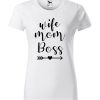 Damska koszulka z krótkim rękawem i czarnym napisem Wife, Mom, Boss. Koszulka o kroju standardowym, w kolorze białym.