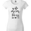 Damska koszulka z krótkim rękawem i czarnym napisem Wife, Mom, Boss. Koszulka o kroju slim-fit z dekoltem, w kolorze białym.