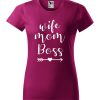 Damska koszulka z krótkim rękawem i białym napisem Wife, Mom, Boss. Koszulka o kroju standardowym, w kolorze fuksja.