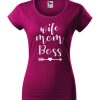 Damska koszulka z krótkim rękawem i białym napisem Wife, Mom, Boss. Koszulka o kroju slim-fit z dekoltem, w kolorze fuksja.