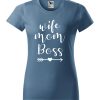 Damska koszulka z krótkim rękawem i białym napisem Wife, Mom, Boss. Koszulka o kroju standardowym, w kolorze jeans.