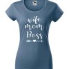 Damska koszulka z krótkim rękawem i białym napisem Wife, Mom, Boss. Koszulka o kroju slim-fit z dekoltem, w kolorze jeans.