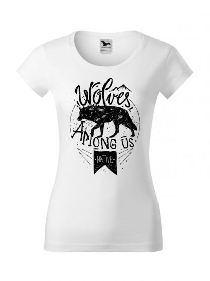 Damska koszulka z krótkim rękawem i czarnym nadrukiem wilka oraz napisem Wolves Among Us. Koszulka o kroju slim-fit z dekoltem, w kolorze białym.