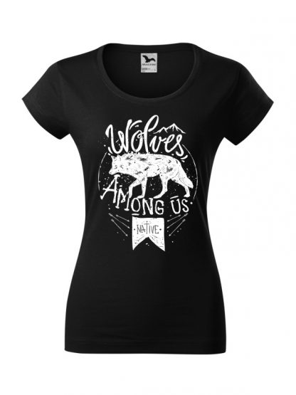 Damska koszulka z krótkim rękawem i białym nadrukiem wilka oraz napisem Wolves Among Us. Koszulka o kroju slim-fit z dekoltem, w kolorze czarnym.