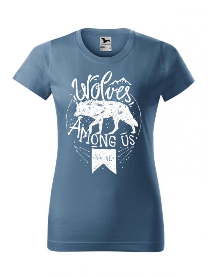 Damska koszulka z krótkim rękawem i białym nadrukiem wilka oraz napisem Wolves Among Us. Koszulka o kroju standardowym, w kolorze jeans.
