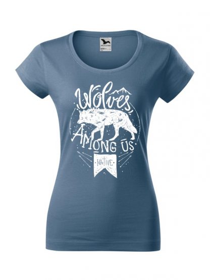 Damska koszulka z krótkim rękawem i białym nadrukiem wilka oraz napisem Wolves Among Us. Koszulka o kroju slim-fit z dekoltem, w kolorze jeans.