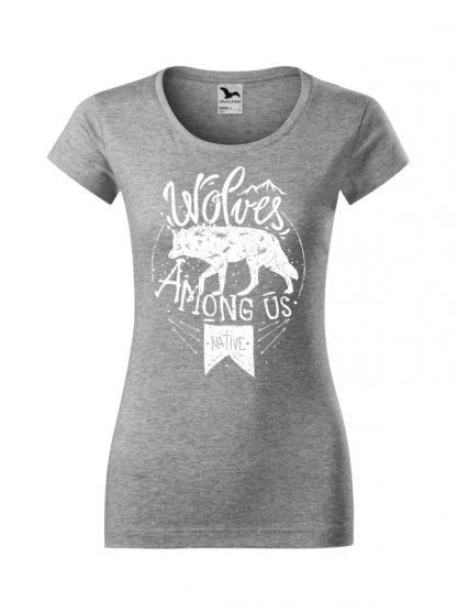 Damska koszulka z krótkim rękawem i białym nadrukiem wilka oraz napisem Wolves Among Us. Koszulka o kroju slim-fit z dekoltem, w kolorze szarym.