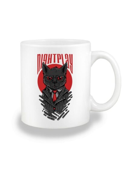 Biały kubek ceramiczny z wizerunkiem kota w garniturze i okularach oraz napisem Nightplay. Nadruk dwustronny.