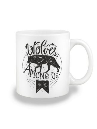 Biały kubek ceramiczny z czarnym nadrukiem wilka oraz napisem Wolves Among Us. Nadruk dwustronny.