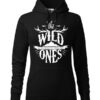 Czarna bluza damska ze stylizowanym napisem The Wild Ones, Nothing Wrong With Being Free. Bluza typu „kangur” z kapturem.