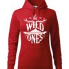Czerwona bluza damska ze stylizowanym napisem The Wild Ones, Nothing Wrong With Being Free. Bluza typu „kangur” z kapturem.
