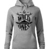 Szara bluza damska ze stylizowanym napisem The Wild Ones, Nothing Wrong With Being Free. Bluza typu „kangur” z kapturem.