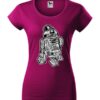 Damska koszulka z krótkim rękawem i czarno-białą grafiką droida, inspirowaną serią popularnych filmów sci-fi. Koszulka o kroju slim-fit, w kolorze fuksja.