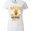 Damska koszulka z krótkim rękawem i kolorowym, zabawnym nadrukiem człowieka-nacho z gitarą oraz napisem Nacho Average Uncle. Koszulka o kroju klasycznym, w kolorze białym.