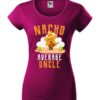 Damska koszulka z krótkim rękawem i kolorowym, zabawnym nadrukiem człowieka-nacho z gitarą oraz napisem Nacho Average Uncle. Koszulka o kroju slim-fit z dekoltem, w kolorze fuksja.