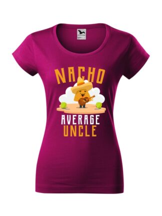 Damska koszulka z krótkim rękawem i kolorowym, zabawnym nadrukiem człowieka-nacho z gitarą oraz napisem Nacho Average Uncle. Koszulka o kroju slim-fit z dekoltem, w kolorze fuksja.