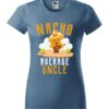 Damska koszulka z krótkim rękawem i kolorowym, zabawnym nadrukiem człowieka-nacho z gitarą oraz napisem Nacho Average Uncle. Koszulka o kroju klasycznym, w kolorze jeans.