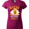 Damska koszulka z krótkim rękawem i kolorowym, zabawnym nadrukiem człowieka-nacho z gitarą oraz napisem Nacho Average Uncle. Koszulka o kroju klasycznym, w kolorze fuksja.