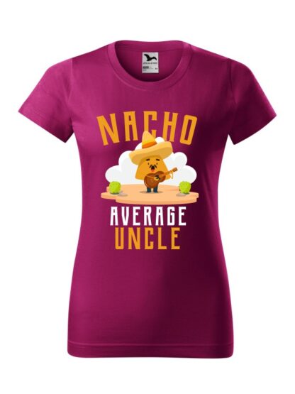 Damska koszulka z krótkim rękawem i kolorowym, zabawnym nadrukiem człowieka-nacho z gitarą oraz napisem Nacho Average Uncle. Koszulka o kroju klasycznym, w kolorze fuksja.