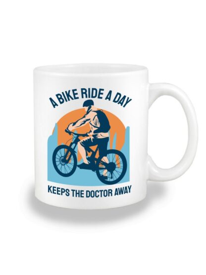 Biały kubek ceramiczny z kolorowym nadrukiem kolarza MTB oraz napisem A Bike Ride A Day Keeps The Doctor Away.