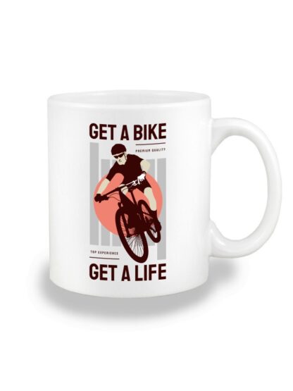 Biały kubek ceramiczny z kolorowym nadrukiem kolarza MTB oraz napisem Get A Bike, Get A Life.