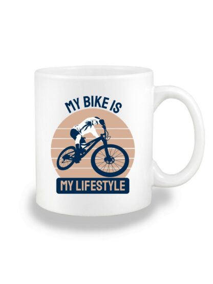 Biały kubek ceramiczny z kolorowym nadrukiem kolarza MTB oraz napisem My Bike Is My Lifestyle.