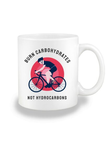 Biały kubek ceramiczny z kolorowym nadrukiem kolarza szosowego oraz napisem Burn Carbohydrates, Not Hydrocarbons.