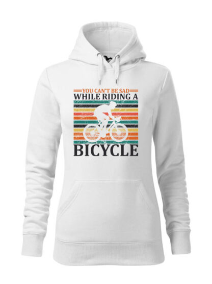 Biała, wkładana bluza damska typu „kangur”, z nadrukiem kolarza szosowego na tle kolorowych pasów. Całość opatrzona napisem You Can't Be Sad While Riding A Bicycle.