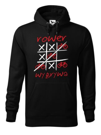 Czarna, wkładana bluza męska typu „kangur”, z czerwono-białym nadrukiem Rower Wygrywa. Na nadruku ilustracja pola do gry w kółko i krzyżyk, z symbolem roweru zastępującym koło.