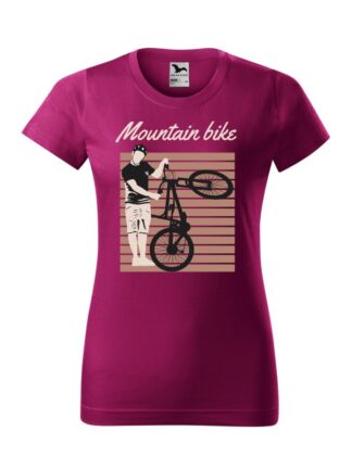 Fuksjowa koszulka damska z krótkim rękawem. Czarno-brązowo-beżowy nadruk kolarza trzymającego rower MTB oraz napis Mountain Bike.