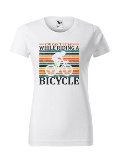 Biała koszulka damska z krótkim rękawem i nadrukiem kolarza szosowego na tle kolorowych pasów. Całość opatrzona napisem You Can't Be Sad While Riding A Bicycle.