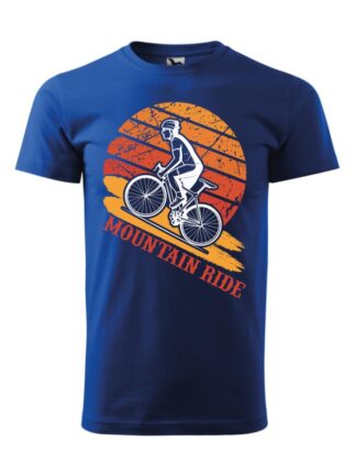 Niebieska koszulka męska z krótkim rękawem i utrzymanym w ciepłej tonacji nadrukiem kolarza szosowego wspinającego się na wzniesienie. Grafika z napisem Mountain Ride.