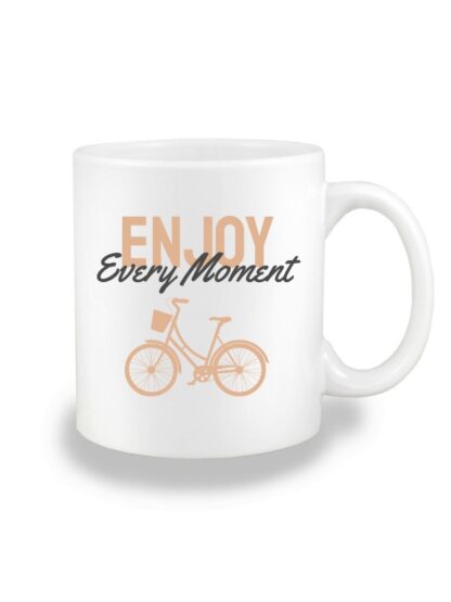 Biały kubek ceramiczny z beżowo-grafitowym napisem Enjoy Every Moment oraz rysunkiem roweru miejskiego.