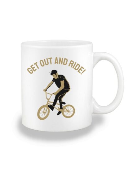Biały kubek ceramiczny z nadrukiem rowerzysty BMX oraz napis Get Out And Ride.