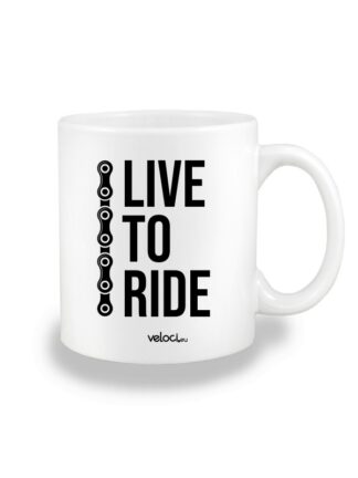 Biały kubek ceramiczny z czarnym napisem Live To Ride w towarzystwie fragmentu łańcucha rowerowego.