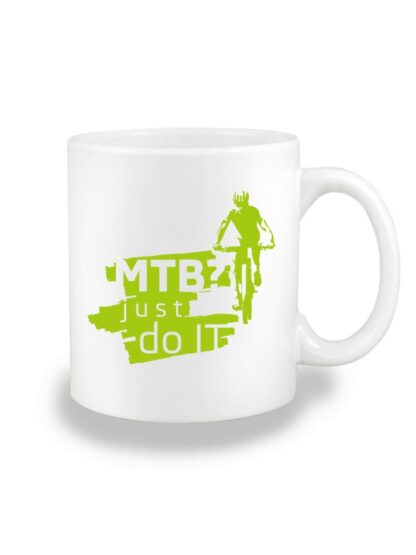 Biały kubek ceramiczny z zielonym nadrukiem kolarza MTB oraz napisem MTB? Just Do It.