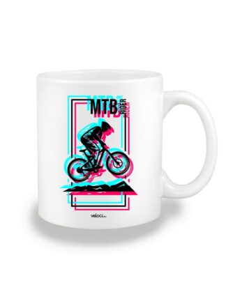 Biały kubek ceramiczny z kolorowym, imitującym nadrukuk anaglifowy, wizerunkiem kolarza MTB oraz napisem MTB Rider. Grafika w prostokątnej ramce.