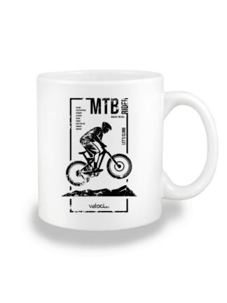 Biały kubek ceramiczny z czarnym, poprzecieranym wizerunkiem kolarza MTB oraz napisem MTB Rider. Grafika w prostokątnej ramce.