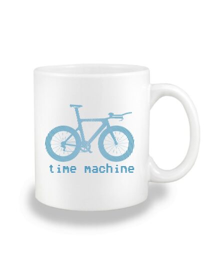 Biały kubek ceramiczny z niebieską grafiką roweru czasowego oraz napisem Time Machine.