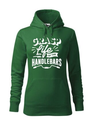 Zielona, wkładana bluza damska typu „kangur”, z białym, stylizowanym napisem Grasp Life By The Handlebars.
