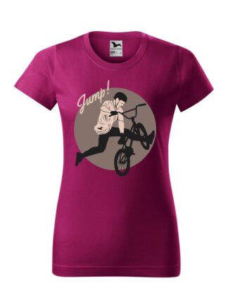 Fuksjowa koszulka damska z krótkim rękawem i stonowanym nadrukiem rowerzysty BMX wykonującego ewolucję. Nad grafiką napis Jump.