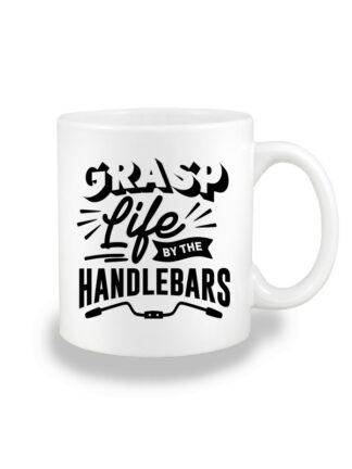 Biały kubek ceramiczny z czarnym, stylizowanym napisem Grasp Life By The Handlebars.