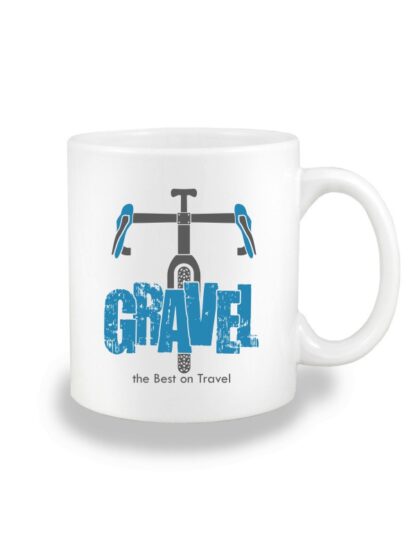 Biały kubek ceramiczny z szaro-niebieską grafiką roweru typu gravel oraz napisem Gravel, the Best on Travel.